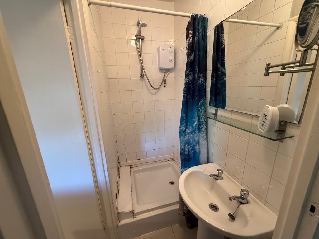 Lot: 93 - GROUND FLOOR APARTMENT WITH DIRECT ACCESS TO COMMUNAL GARDENS - Shower enclosure with wash hand basin and W.C.